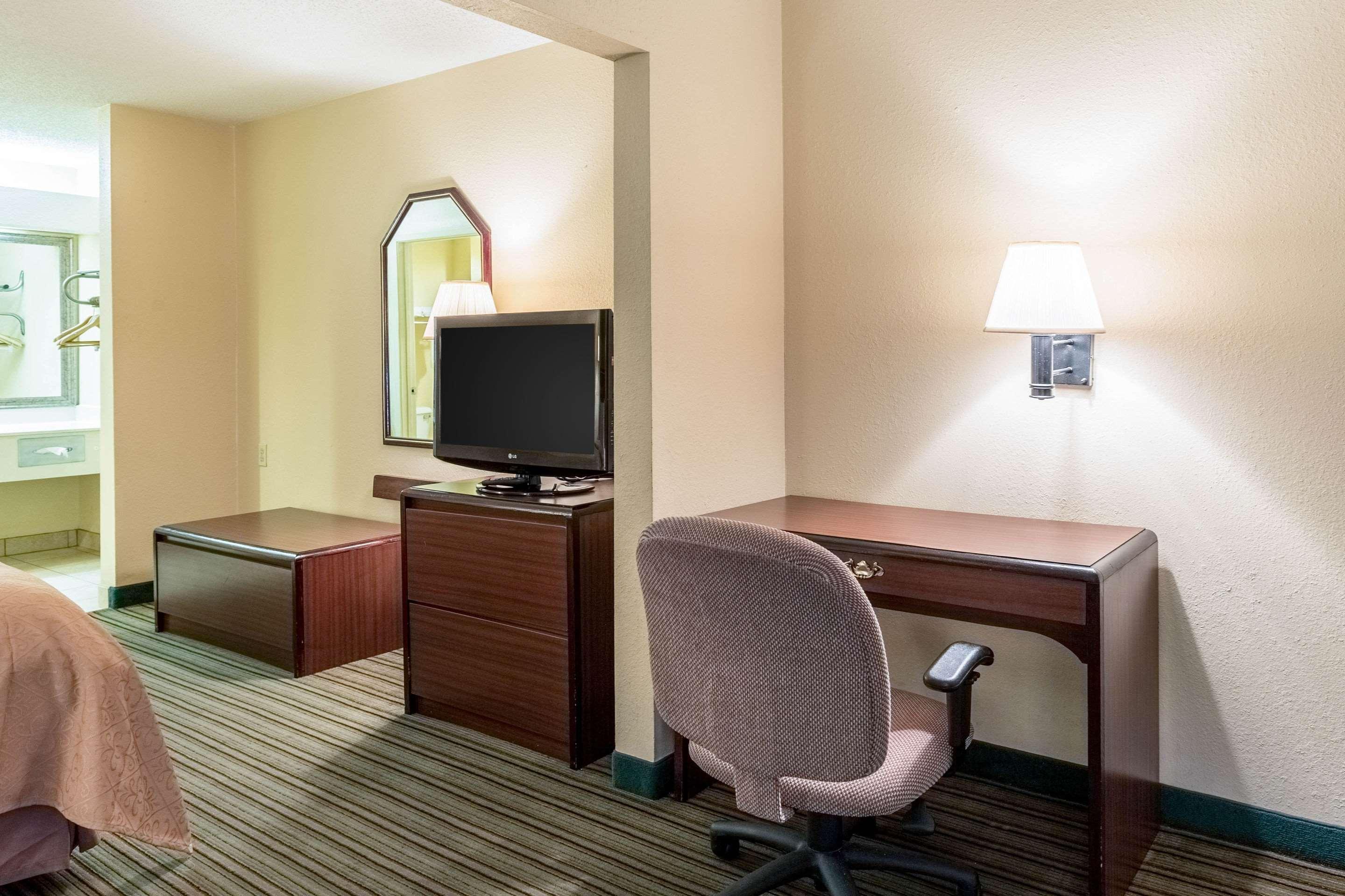 Quality Inn Александрия Екстериор снимка