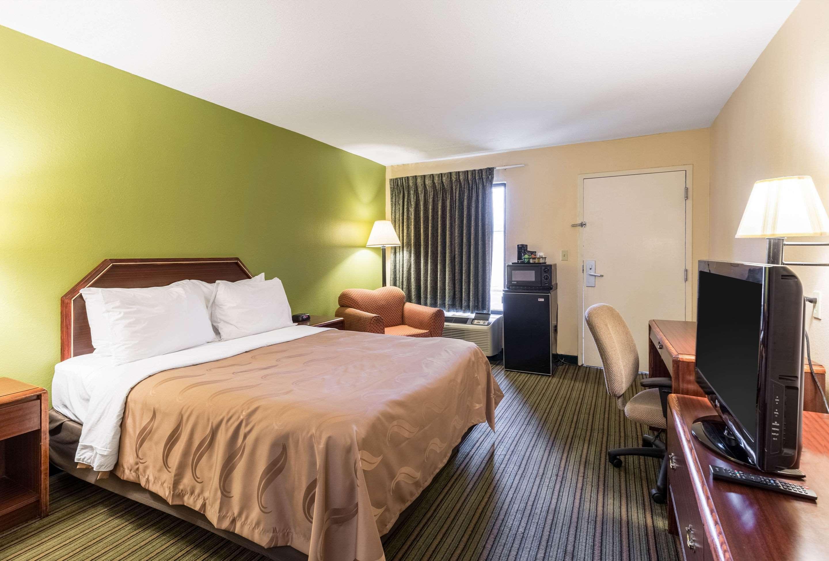 Quality Inn Александрия Екстериор снимка