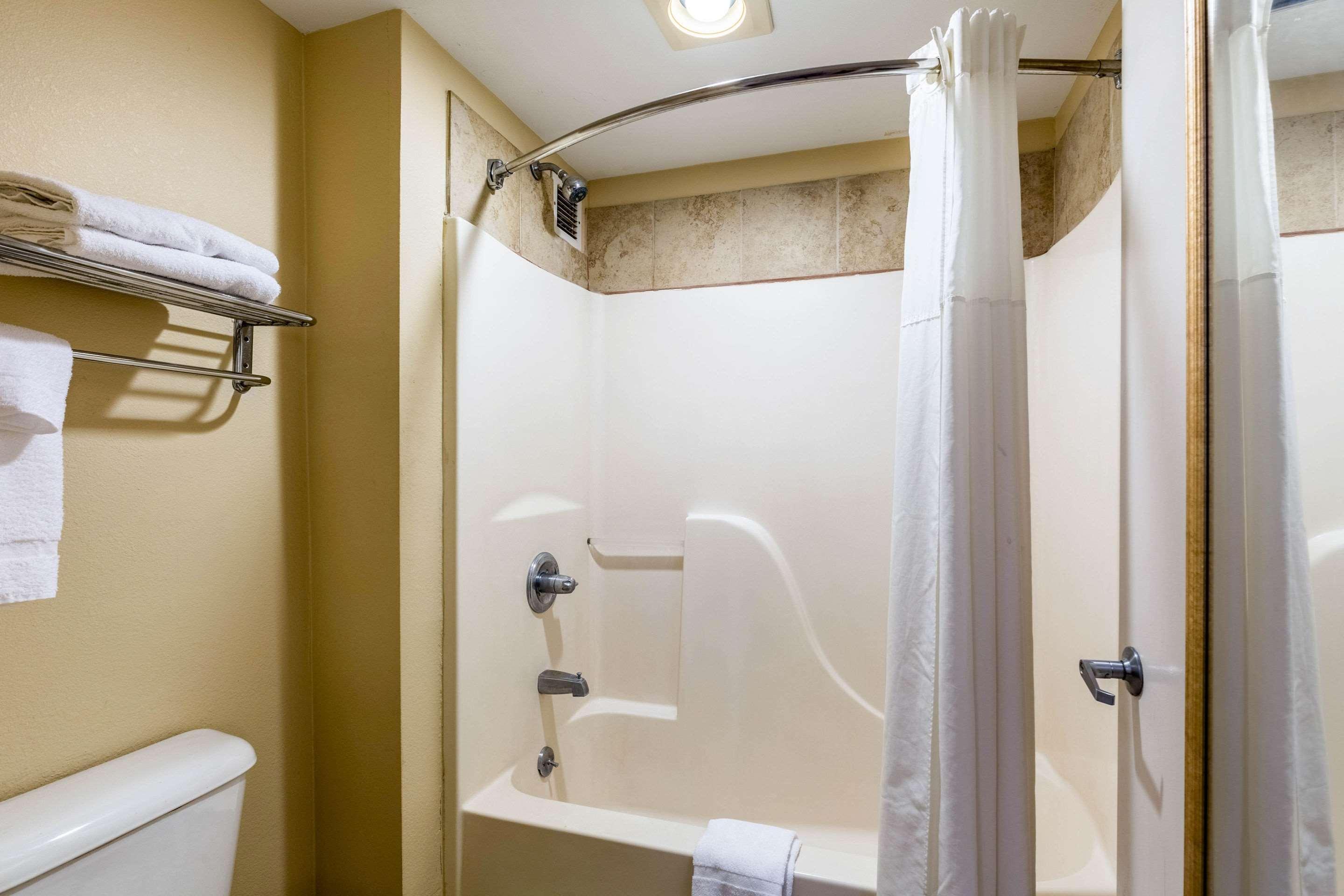 Quality Inn Александрия Екстериор снимка