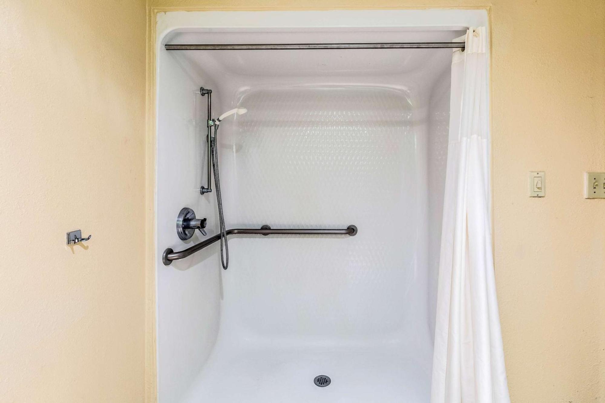 Quality Inn Александрия Екстериор снимка