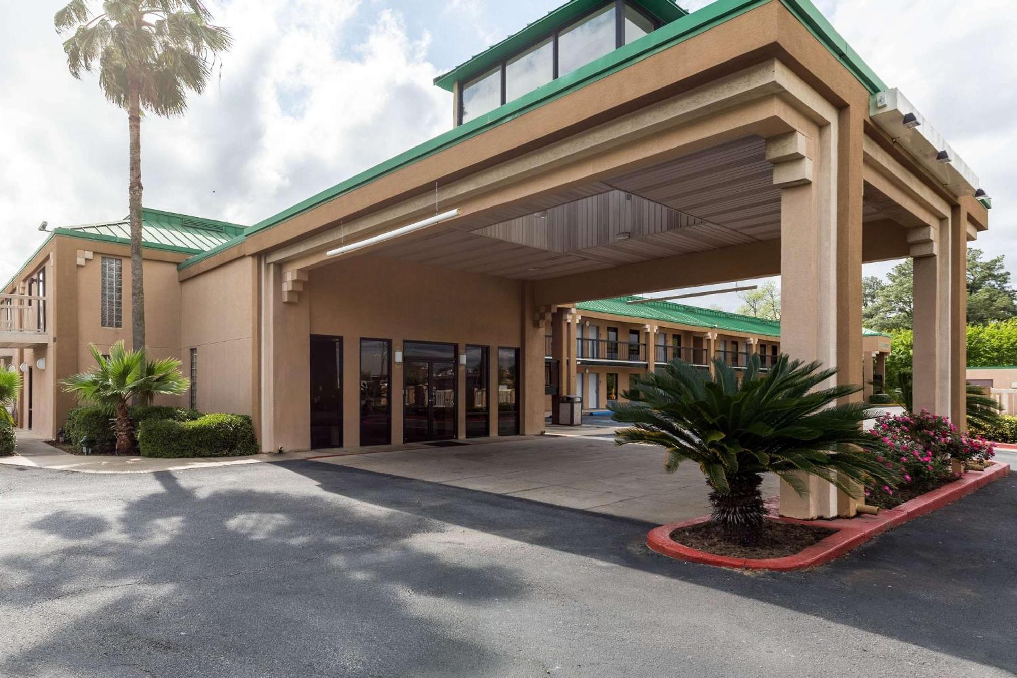 Quality Inn Александрия Екстериор снимка